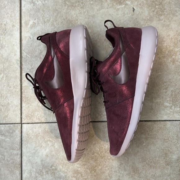 NIKE ROSHE WOMENS SZ 10 SHIMMERY BURGANDY - Picture 3 of 6